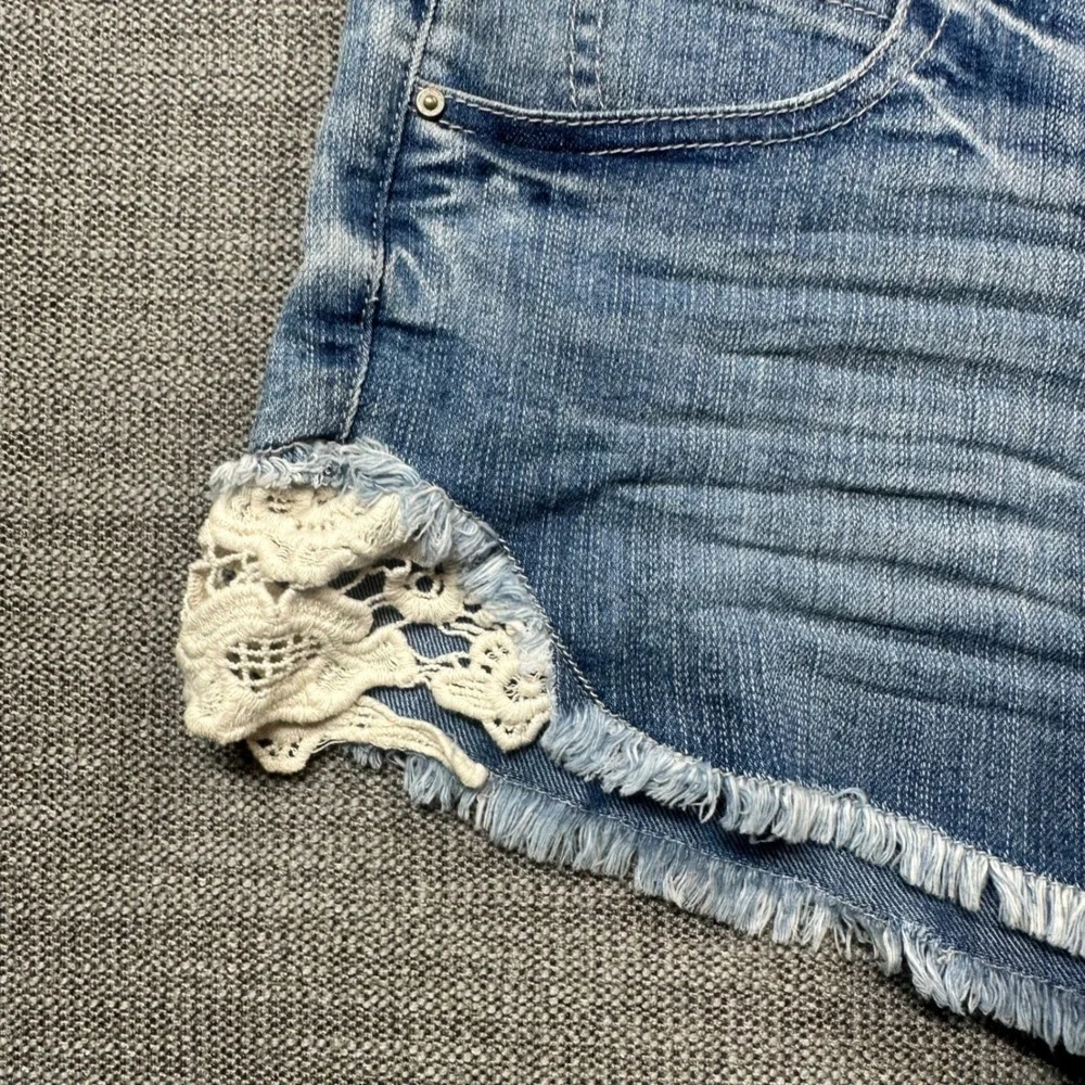 Jolt Denim‎ Shorts Women 11 Blue Lace Crochet Frayed Hem Boho Cut-Offs